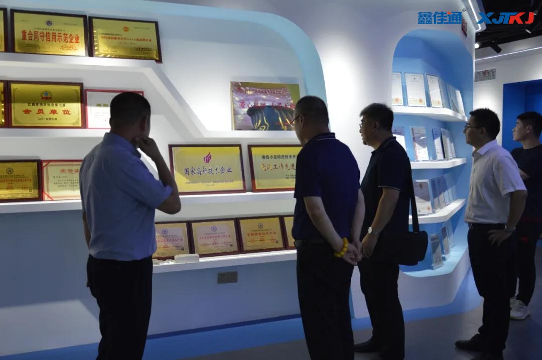 抗震分會領導參觀鑫佳通展廳